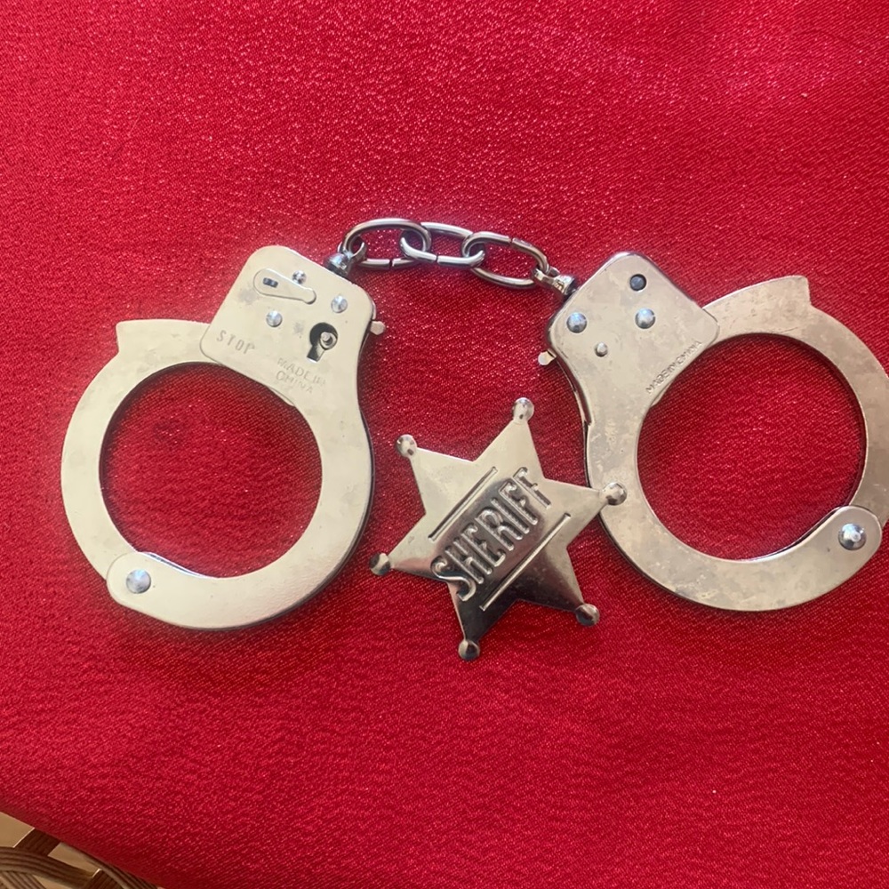 Costume cuffs/sheriff badge